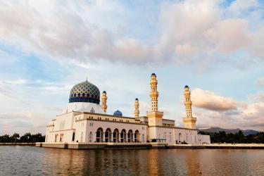 马来西亚水上清真寺：落日余晖与夜幕下的美景