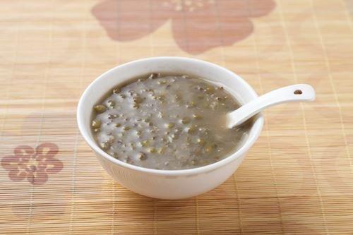 老年人吃绿豆的危害：过量食用可能引发肠胃问题