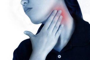 喉咙干痒是否为新冠症状？可能与这些原因有关